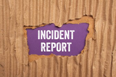 Olay raporunu mor arka planda yırtık karton kağıda yazmış. Kavramsal olay raporu sembolü. Boşluğu kopyala.