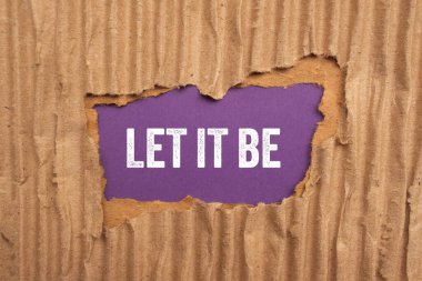 Mor arka planda yırtık karton kağıda yazılmış bir mesaj olsun. Kavramsal bırak sembol olsun. Boşluğu kopyala.