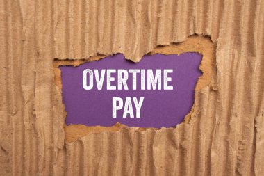 Mor arka planda yırtık karton kağıda fazla mesai ödemesi mesajı yazılmış. Kavramsal fazla mesai ödeme sembolü. Boşluğu kopyala.