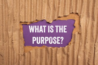 Mor arka planda yırtık karton kağıda yazılmış mesaj nedir? Amaç sembolü nedir kavramsal olarak. Boşluğu kopyala.