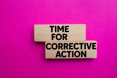 Tahta bloklara pembe zemin üzerine yazılmış düzeltici eylem mesajı zamanı. Düzeltici eylem sembolü için kavramsal zaman. Boşluğu kopyala.