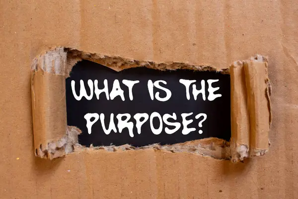 Siyah arka planda yırtılmış karton kağıda yazılmış mesaj nedir? Amaç sembolü nedir kavramsal olarak. Boşluğu kopyala.