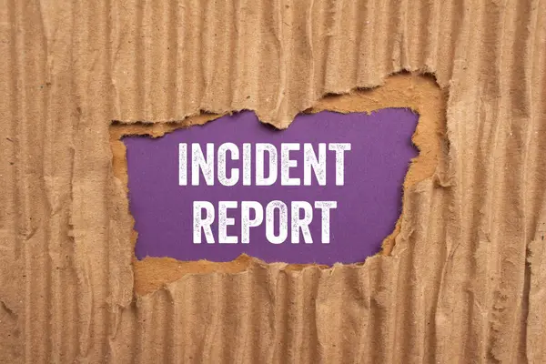 Olay raporunu mor arka planda yırtık karton kağıda yazmış. Kavramsal olay raporu sembolü. Boşluğu kopyala.