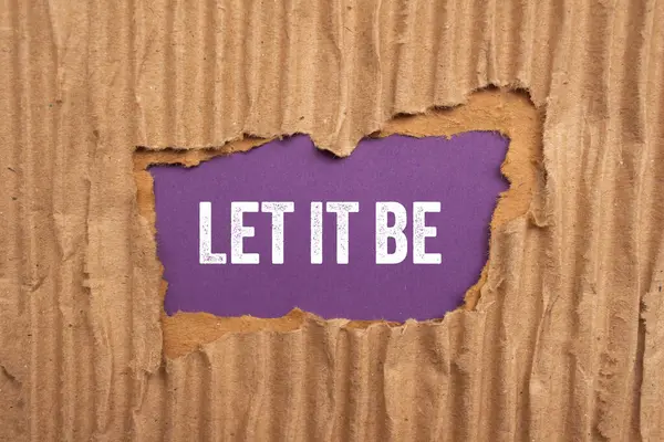 Mor arka planda yırtık karton kağıda yazılmış bir mesaj olsun. Kavramsal bırak sembol olsun. Boşluğu kopyala.