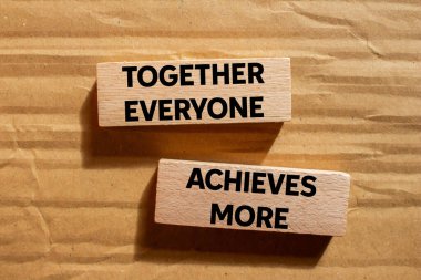 Herkes birlikte karton arka planda tahta bloklara yazılmış daha fazla mesaja ulaşır. Kavramsal olarak herkes daha fazla sembol elde eder. Boşluğu kopyala.