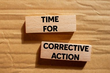 Tahta bloklara karton zemin üzerine yazılmış düzeltici eylem mesajı zamanı. Düzeltici eylem sembolü için kavramsal zaman. Boşluğu kopyala.