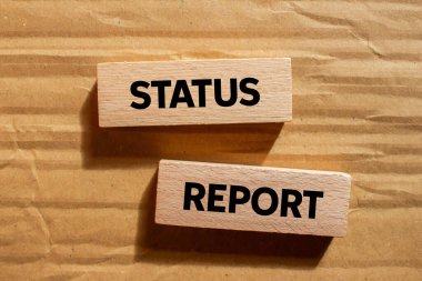 Karton arka plandaki tahta bloklara yazılmış durum raporu mesajı. Kavramsal durum raporu sembolü. Boşluğu kopyala.