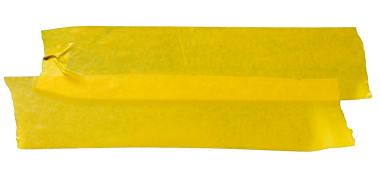 Saydam arkaplanda yırtılmış sarı yapışkan bant parçası