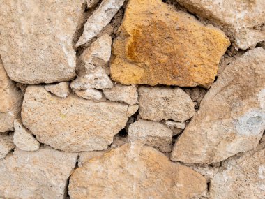 Yıpranmış taş duvar dokusu çatlamış çimento detaylarıyla