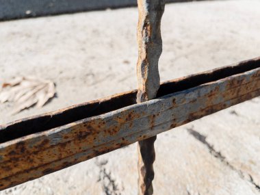 Paslı metal duvar çitleri, yakın plan.