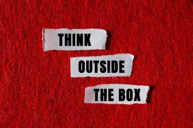 Kırmızı arka planda yırtık beyaz kağıt parçalarına yazılmış kutu mesajı dışında düşünün. Kutu sembolünün dışındaki kavramsal düşünce. Boşluğu kopyala.