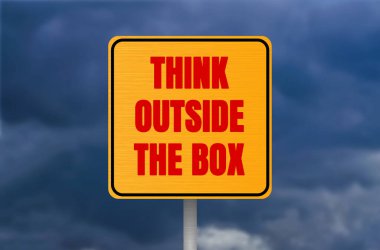 Bulutlu arka planda metal levhaya yazılmış kutu mesajını düşün. Kutu sembolünün dışındaki kavramsal düşünce. Boşluğu kopyala.