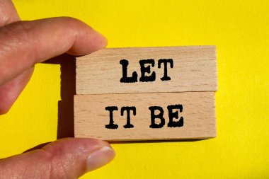 Sarı arka plandaki tahta bloklara yazılmış bir mesaj olsun. Kavramsal bırak sembol olsun. Boşluğu kopyala.