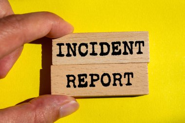 Olay raporları sarı arka plandaki tahta bloklara yazılmış. Kavramsal olay raporu sembolü. Boşluğu kopyala.