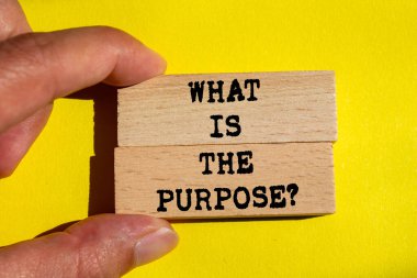 Sarı arka plandaki tahta bloklara yazılmış mesaj nedir? Amaç sembolü nedir kavramsal olarak. Boşluğu kopyala.