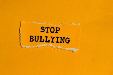 Turuncu arka plandaki yırtık turuncu kağıt parçasına yazılan mesajla uğraşmayı bırak. Kavramsal zorbalık sembolünü durdur. Boşluğu kopyala.