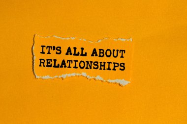 Turuncu arka plandaki yırtık turuncu kağıt parçasına yazılmış ilişki mesajlarıyla ilgili. Kavramsal her şey ilişkiler sembolüdür. Boşluğu kopyala.