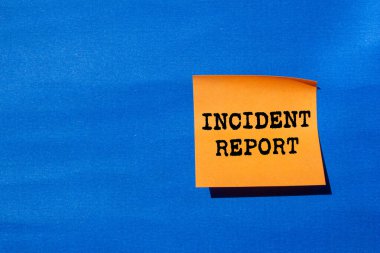 Olay raporu mavi arka planda turuncu kağıda yazılmış. Kavramsal olay raporu sembolü. Boşluğu kopyala.