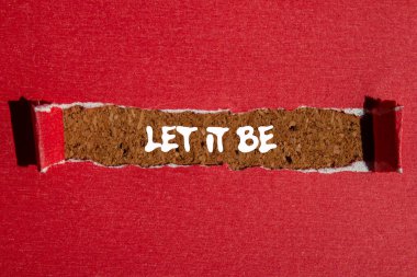 Kahverengi arka planda yırtık kırmızı kağıda yazılmış bir mesaj olsun. Kavramsal bırak sembol olsun. Boşluğu kopyala.