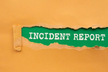 Yeşil arka planda yırtık turuncu kağıda yazılmış olay raporu. Kavramsal olay raporu sembolü. Boşluğu kopyala.