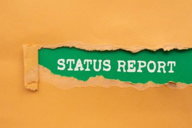 Yeşil arka planda yırtık turuncu kağıda yazılmış durum raporu. Kavramsal durum raporu sembolü. Boşluğu kopyala.