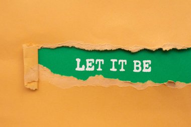 Yeşil arka planda yırtık turuncu kağıda yazılmış bir mesaj olsun. Kavramsal bırak sembol olsun. Boşluğu kopyala.