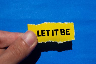 Mavi arka planda yırtık sarı kağıt parçasına yazılmış bir mesaj olsun. Kavramsal bırak sembol olsun. Boşluğu kopyala.