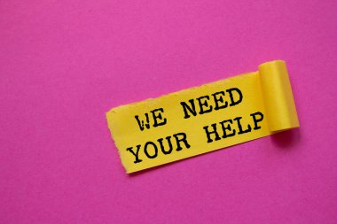 Pembe arka planda yırtık sarı kağıt parçasına yazılı yardım mesajına ihtiyacımız var. Kavramsal olarak yardım sembolüne ihtiyacımız var. Boşluğu kopyala.