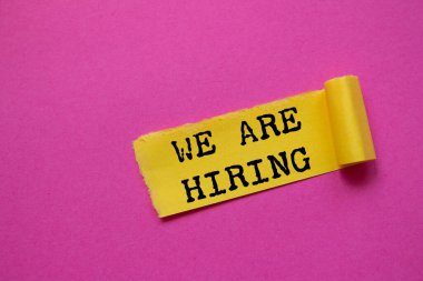 Pembe arka planda yırtık sarı kağıt parçasına yazılmış bir mesaj alıyoruz. Kavramsal olarak sembol kiralıyoruz. Boşluğu kopyala.