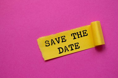 Pembe arka planda yırtık sarı kağıt parçasına yazılmış tarih mesajını kaydet. Tarih sembolünü kavramsal olarak kaydet. Boşluğu kopyala.