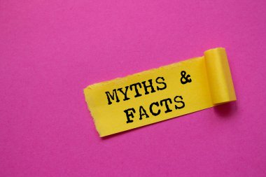 Pembe arka plandaki yırtık sarı kağıt parçasına yazılmış mitler ve gerçekler mesajı. Kavramsal mitler ve gerçekler sembolü. Boşluğu kopyala.