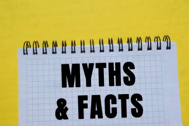 Efsaneler ve gerçekler sarı arkaplanda defter sayfasına yazılmış mesajlar. Kavramsal mitler ve gerçekler sembolü. Boşluğu kopyala.