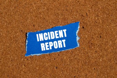 Olay raporunu kahverengi arka plandaki yırtık mavi kağıt parçasına yazmış. Kavramsal olay raporu sembolü. Boşluğu kopyala.