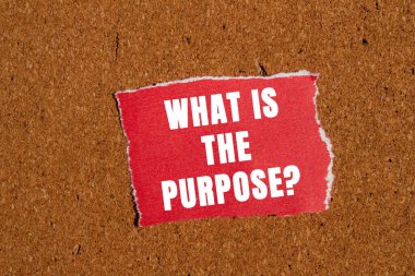 Kahverengi arkaplandaki yırtık kırmızı kağıt parçasına yazılan mesaj nedir? Amaç sembolü nedir kavramsal olarak. Boşluğu kopyala.