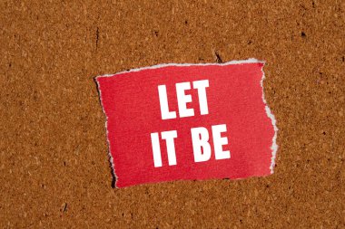 Kahverengi arka planda yırtık kırmızı kağıt üzerine yazılmış bir mesaj olsun. Kavramsal bırak sembol olsun. Boşluğu kopyala.