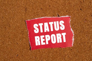 Kahverengi arkaplandaki yırtık kırmızı kağıt parçasına yazılmış durum raporu mesajı. Kavramsal durum raporu sembolü. Boşluğu kopyala.