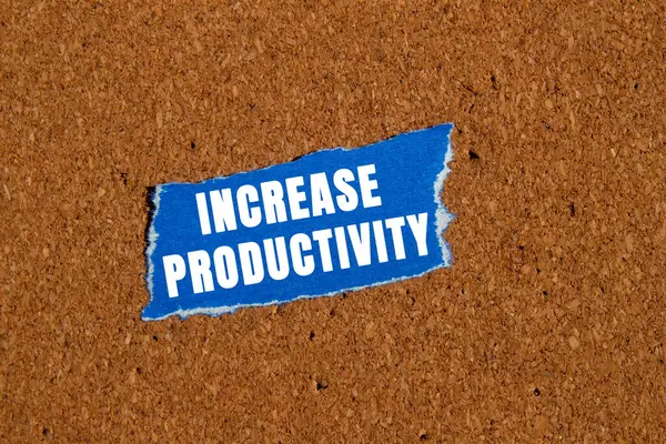 Yırtık mavi kağıt parçasına yazılmış verimlilik mesajını kahverengi arka planda artır. Kavramsal üretkenlik sembolü. Boşluğu kopyala.
