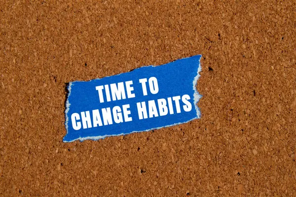 Kahverengi arkaplandaki yırtık mavi kağıt parçasına yazılmış alışkanlık mesajlarını değiştirme zamanı. Alışkanlık sembolünü değiştirmek için kavramsal zaman. Boşluğu kopyala.
