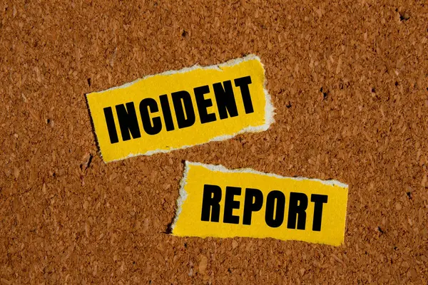 Kahverengi arka planda yırtık sarı kağıt parçaları üzerine yazılmış olay raporu. Kavramsal olay raporu sembolü. Boşluğu kopyala.