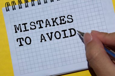 Sarı arka planda defter sayfasına yazılan mesajlardan kaçınmak için yapılan hatalar. Sembolden kaçınmak için kavramsal hatalar. Boşluğu kopyala.