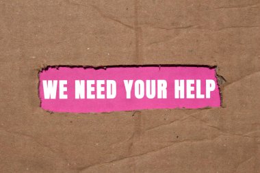 Pembe arka plandaki yırtık karton kağıda yazılı yardım mesajına ihtiyacımız var. Kavramsal olarak yardım sembolüne ihtiyacımız var. Boşluğu kopyala.