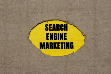 Sarı arka planda yırtık karton kağıda yazılmış arama motoru pazarlama mesajı. Kavramsal arama motoru pazarlama sembolü. Boşluğu kopyala.