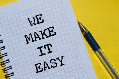 Sarı arka planda defter sayfasına kolayca mesaj yazabiliriz. Kavramsal olarak bunu kolay bir sembol haline getiririz. Boşluğu kopyala.