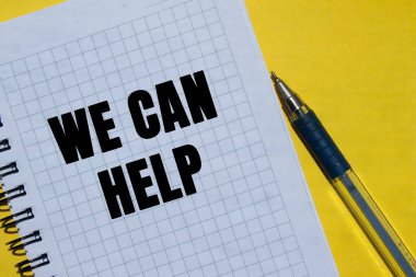 Sarı arka planda defter sayfasına yazılmış mesajlara yardım edebiliriz. Kavramsal sembollere yardım edebiliriz. Boşluğu kopyala.