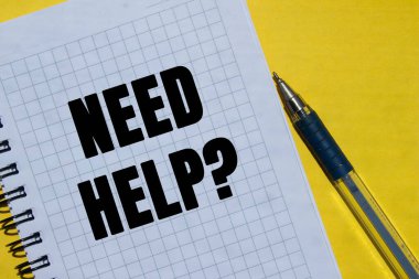 Sarı arka plandaki defter sayfasına yardım mesajı yazılması gerekiyor. Kavramsal yardım sembolü. Boşluğu kopyala.