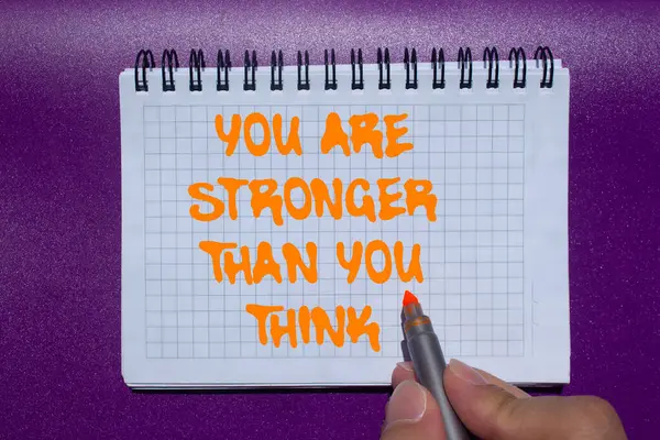 Mor arka planda defter sayfasına yazılmış mesajdan daha güçlüsün. Kavramsal olarak düşündüğünden daha güçlüsün. Boşluğu kopyala.