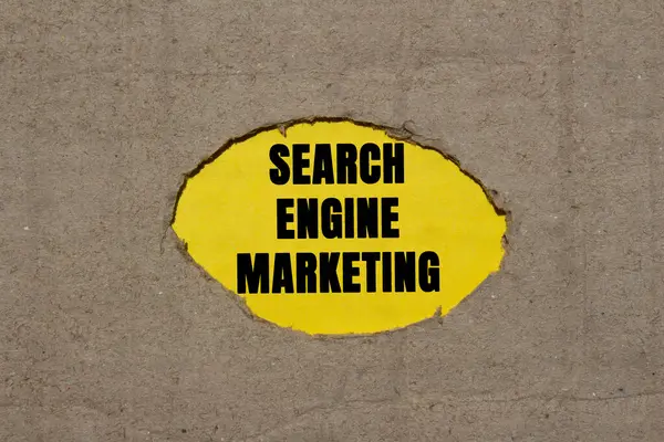 Sarı arka planda yırtık karton kağıda yazılmış arama motoru pazarlama mesajı. Kavramsal arama motoru pazarlama sembolü. Boşluğu kopyala.