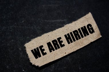 Siyah arka plandaki yırtık kağıt parçasına yazılmış bir mesajı işe alıyoruz. Kavramsal olarak sembol kiralıyoruz. Boşluğu kopyala.