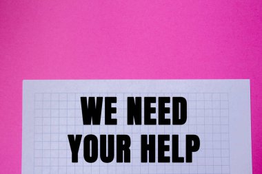 Pembe arka planda beyaz kağıda yazılı yardım mesajına ihtiyacımız var. Kavramsal olarak yardım sembolüne ihtiyacımız var. Boşluğu kopyala.