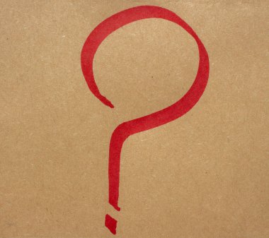 Kırmızı el kahverengi kraft kağıdına soru işareti çizdi. Kalıplı yüzeyi olan pürüzlü işaret vuruşu, notlar, retro grafikler ve el yapımı tasarım için basit noktalama işareti.